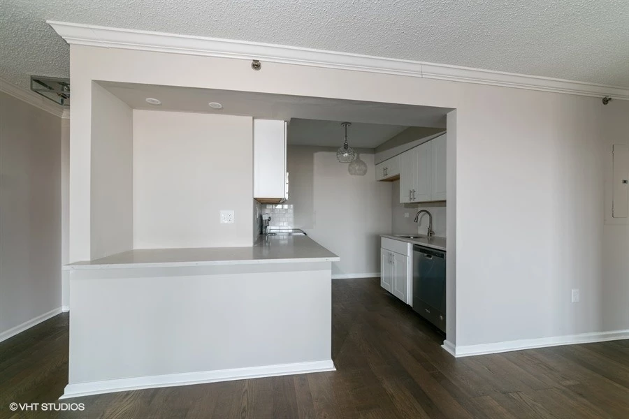 05_300MAINST_Unit806_2005_LowRes