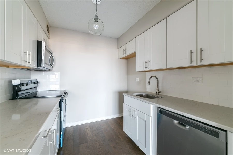 07_300MAINST_Unit806_2007_LowRes