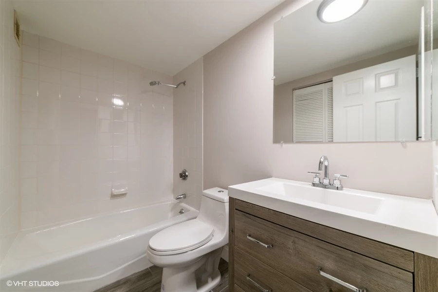 09_300MAINST_Unit806_2009_LowRes